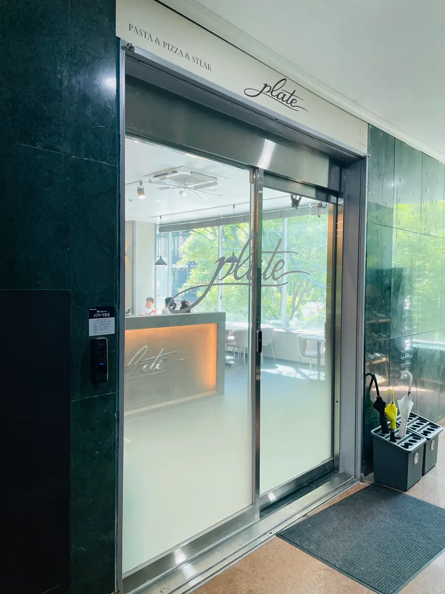 2階にあるプレート屯山店の入り口