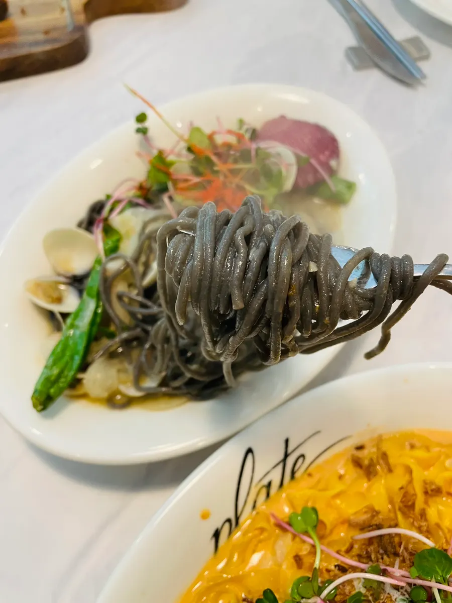 あさりとホタテが乗ったイカ墨麺のボンゴレパスタ