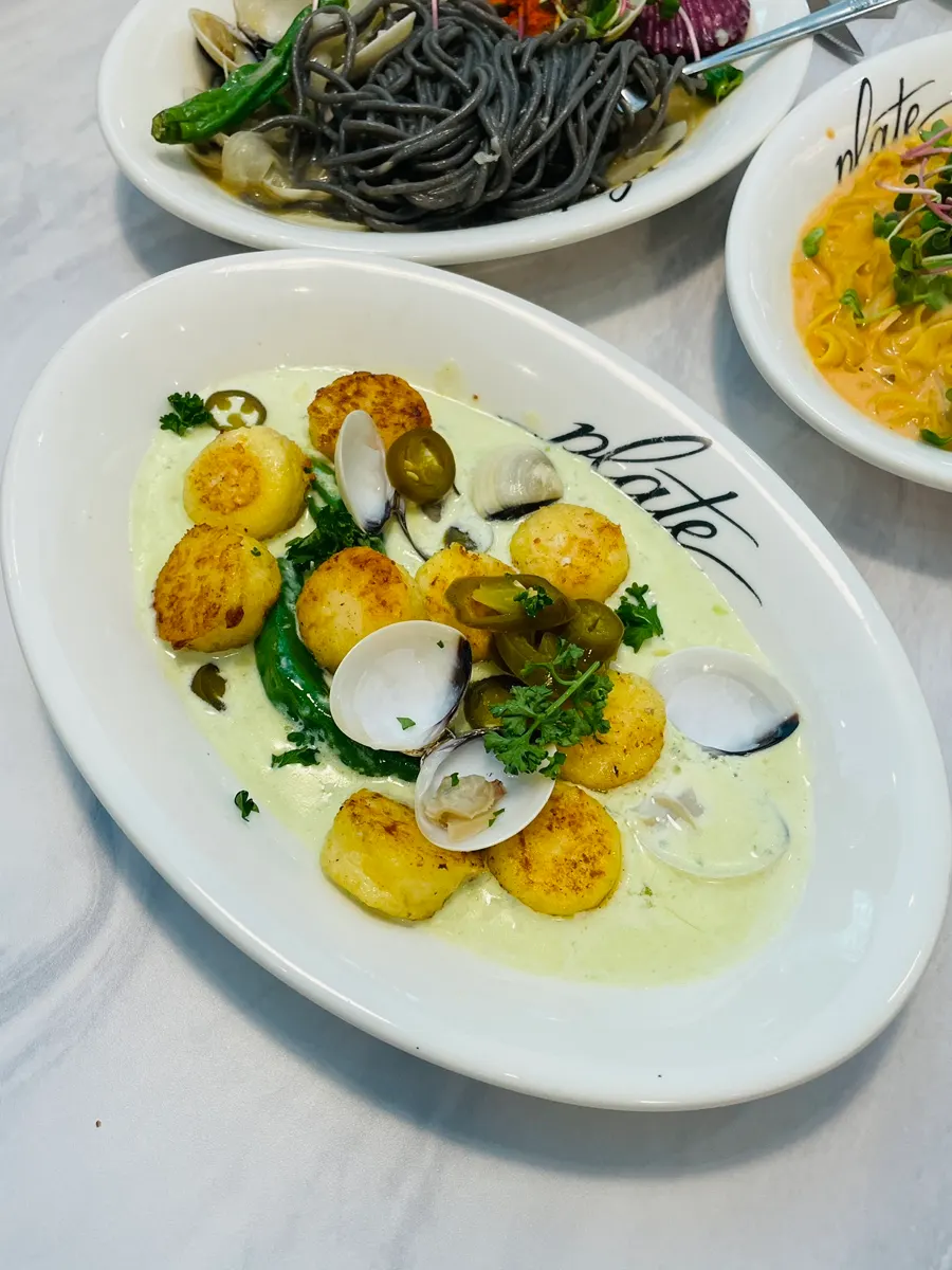 クリームソースが絡んだロゼパスタの一口