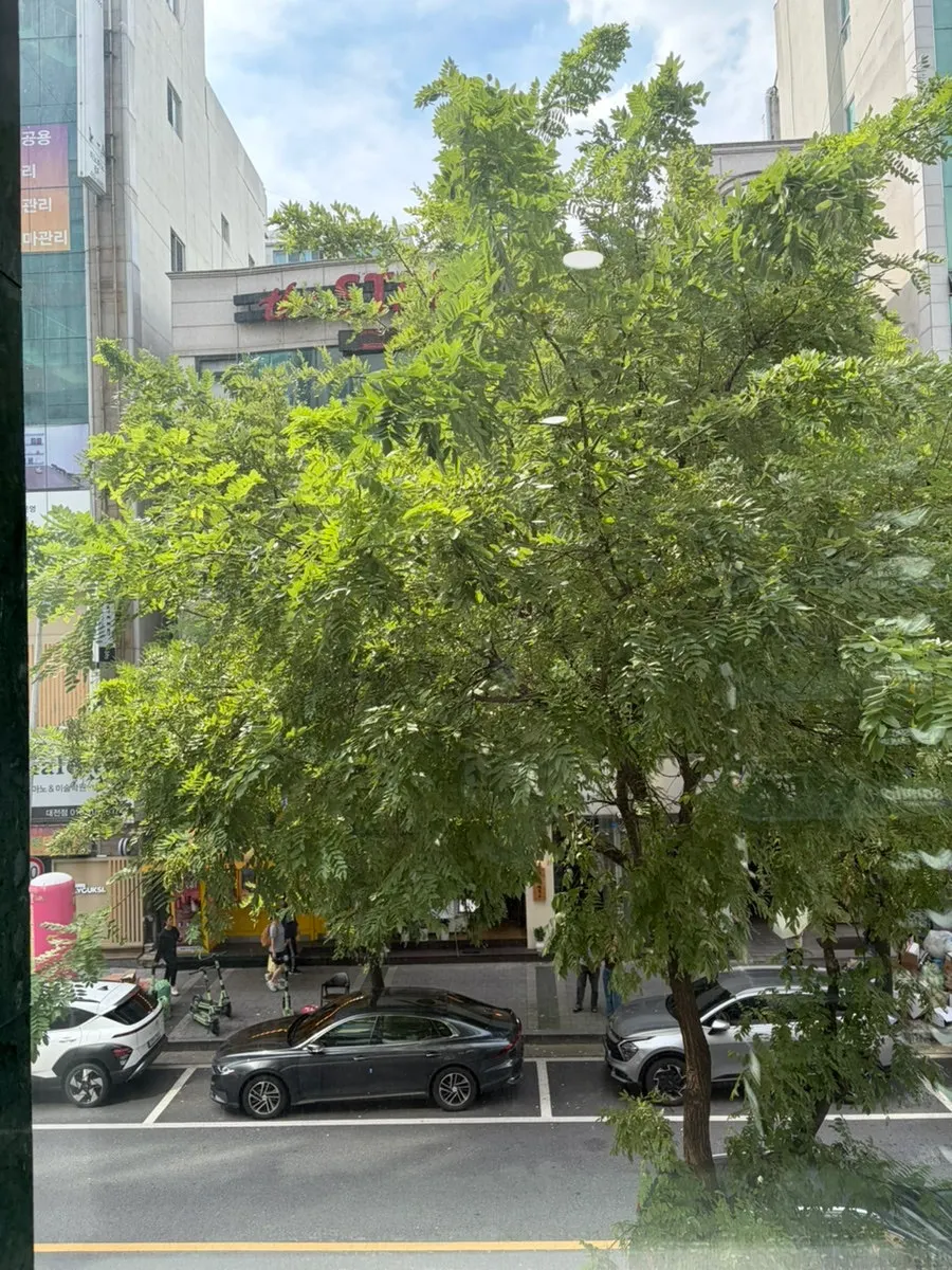 Entrance of the building in Dunsan-dong where Plate Dunsan Branch is located
