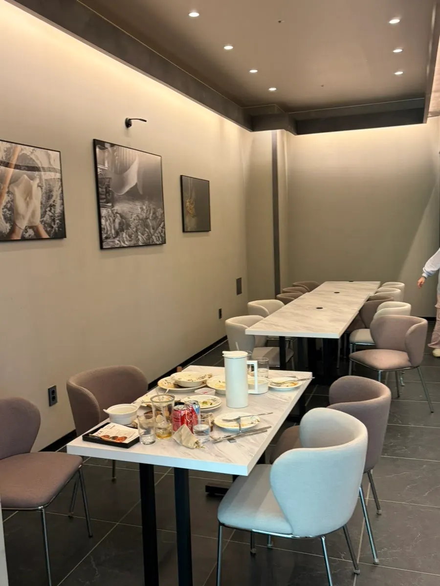 Interior of Plate Dunsan Branch during the weekend afternoon wait