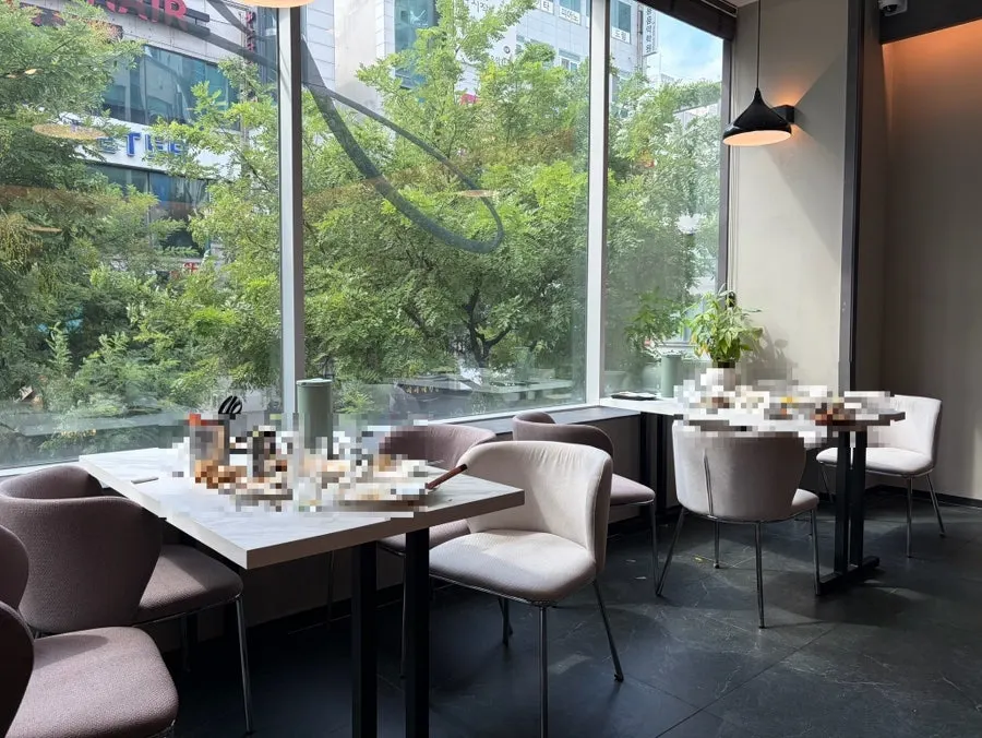 Sunlit window seat at Plate Dunsan Branch