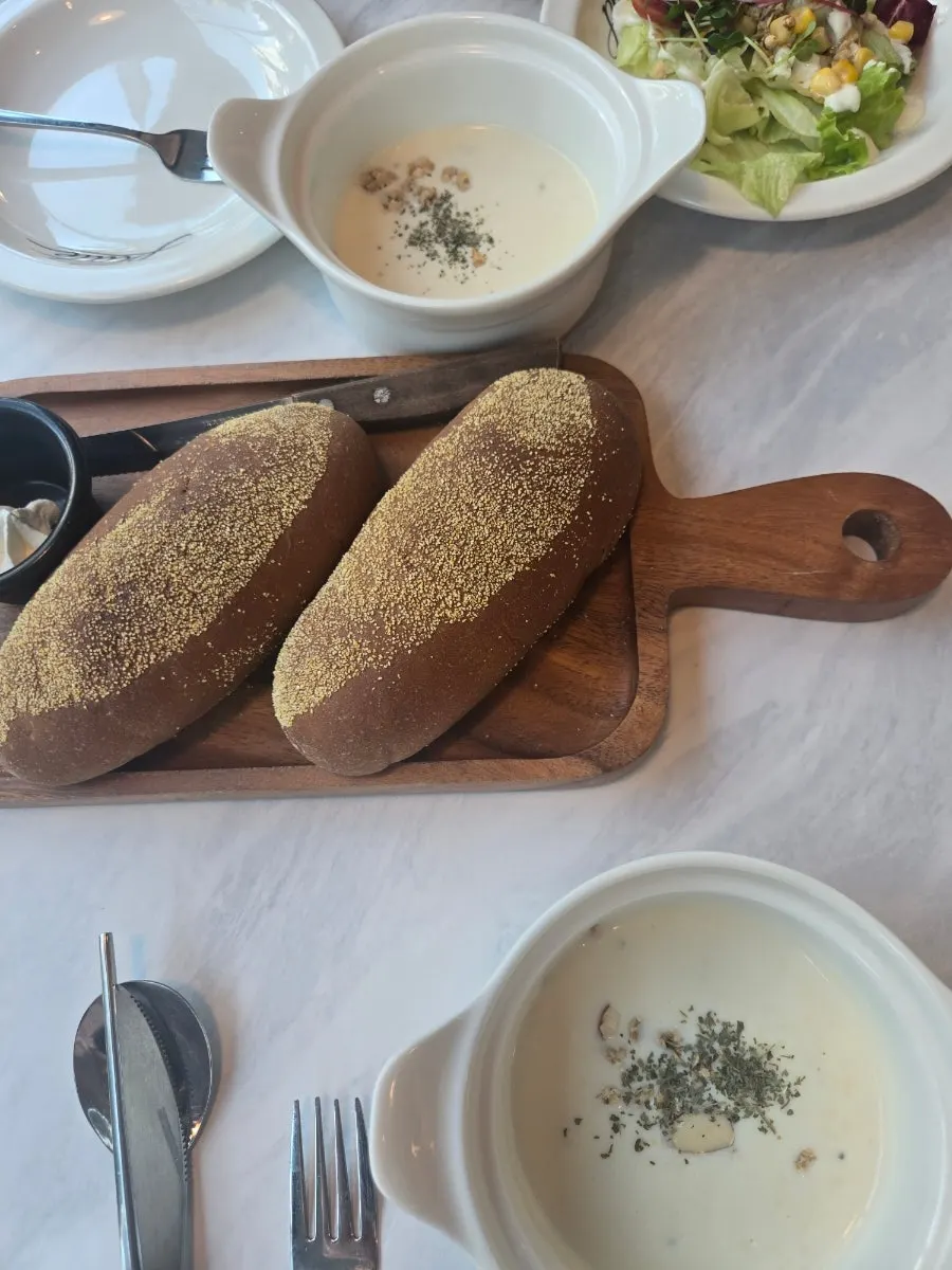 플레이트 둔산점 식사 준비된 테이블