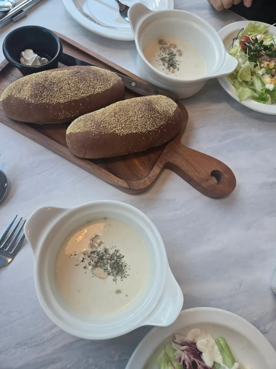 로제소스가 어우러진 파스타 면 클로즈업