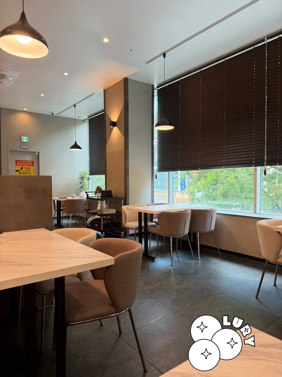 Window seating at Plate Dunsan Branch