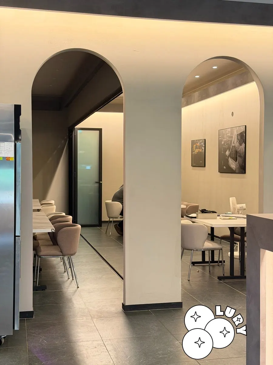 Tables further inside Plate Dunsan Branch
