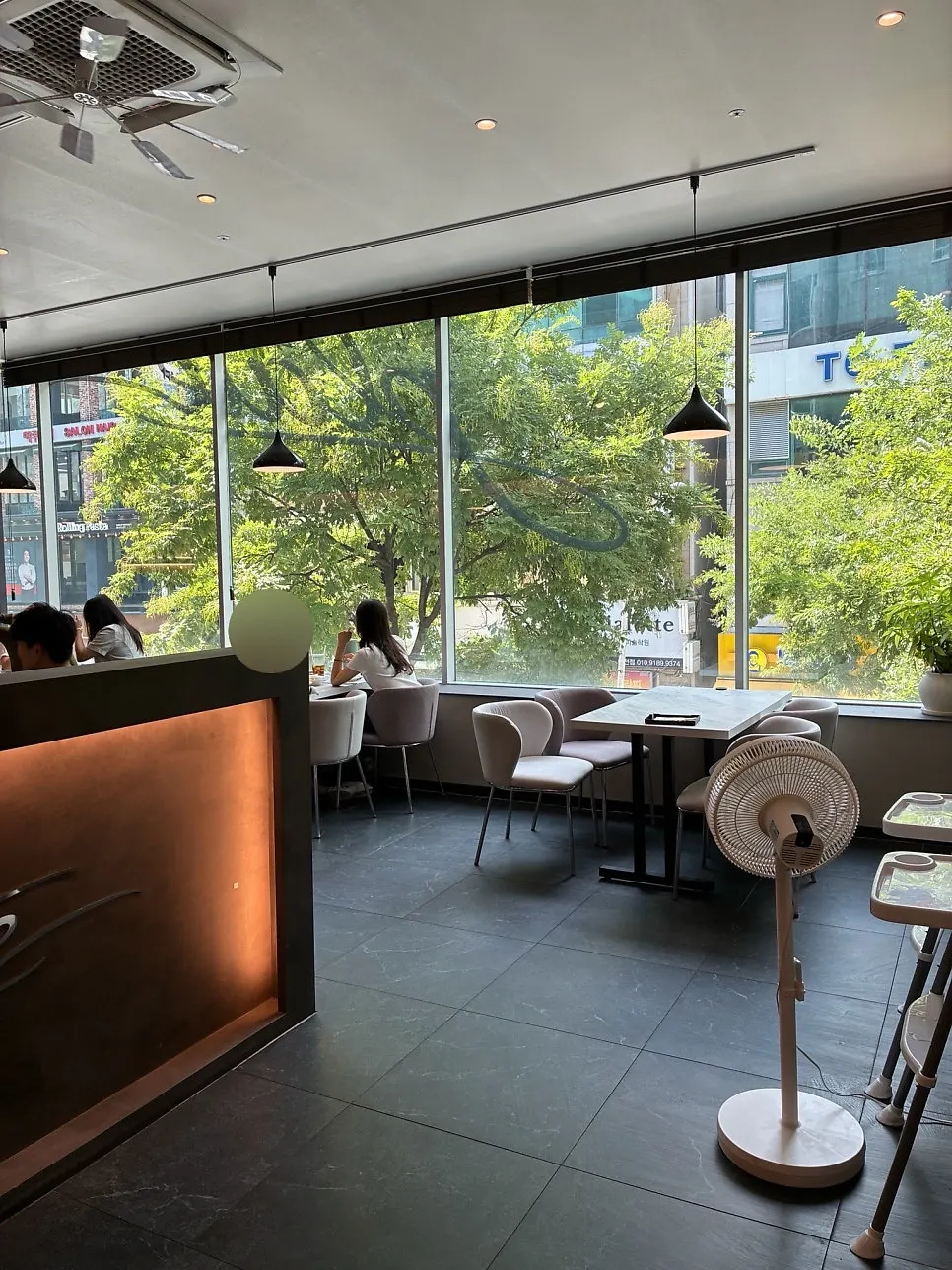 플레이트 둔산점 홀 좌석 풍경