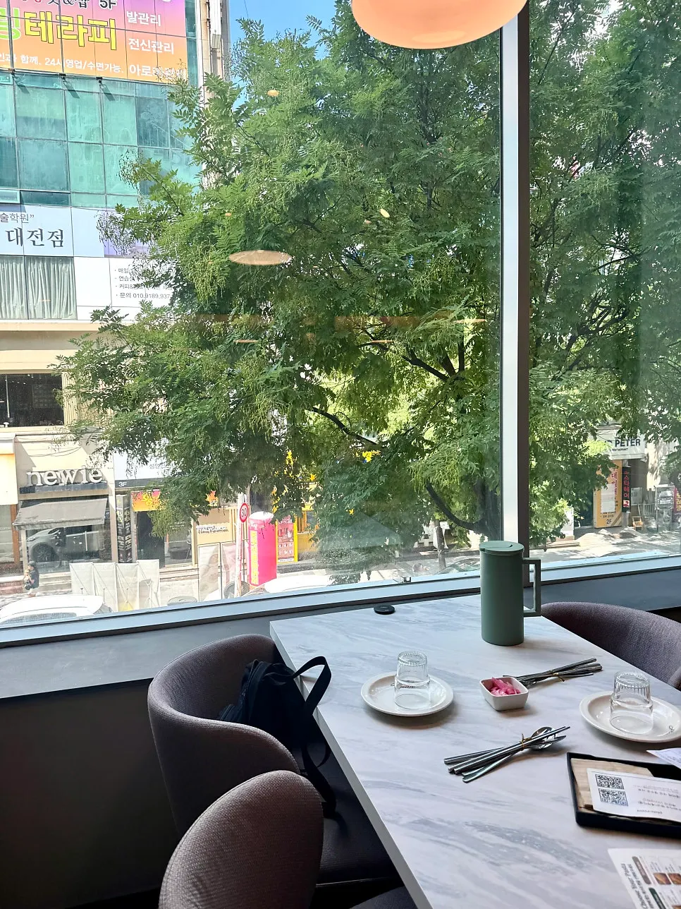 Plate Dunsan Branch atmosphere at weekday lunch