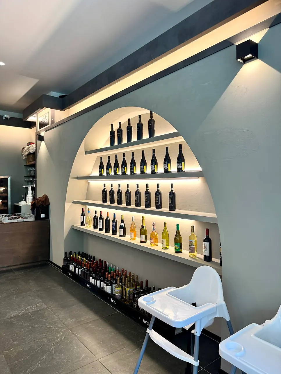 Window-side seating at Plate Dunsan Branch
