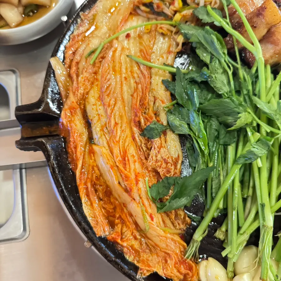Samgyeop-hanpan topped with vegetables and mushrooms