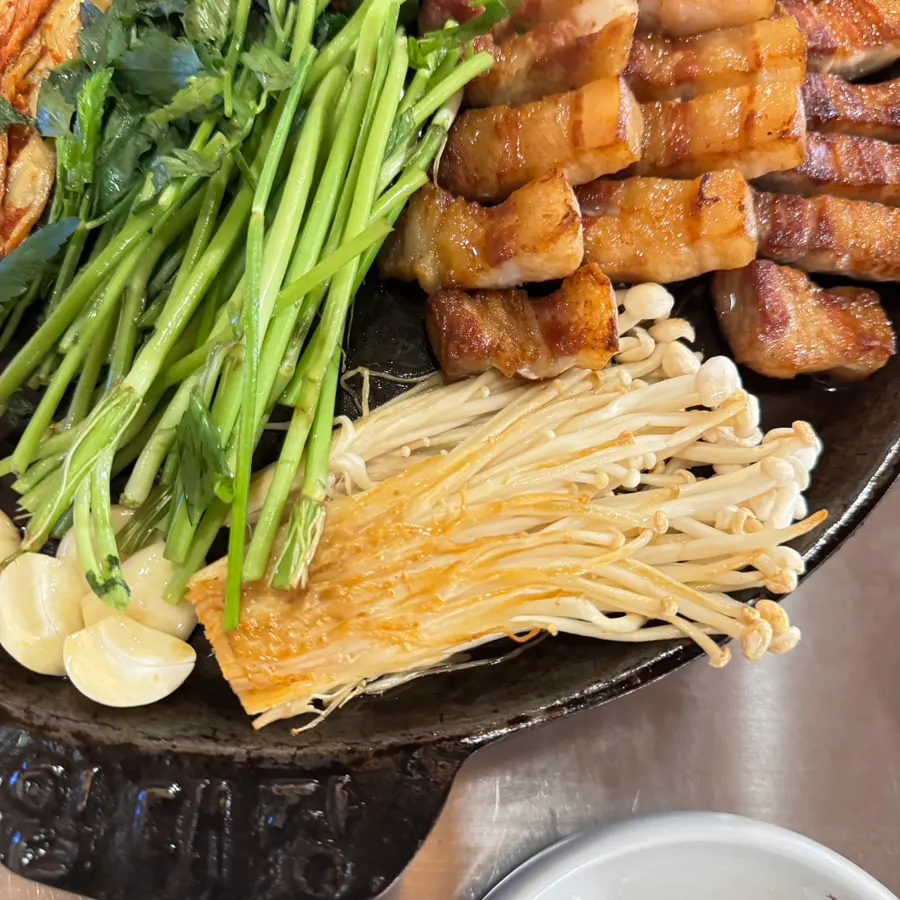 Full view of the samgyeop-hanpan 510g grill platter