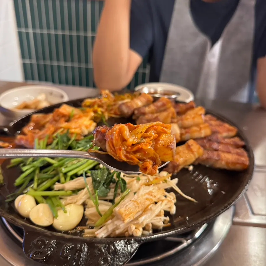 Grill platter with kimchi and garlic also grilled together