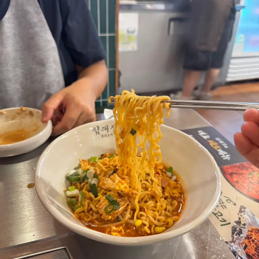 Noodles well soaked in seasoning in the haejang ramyeon