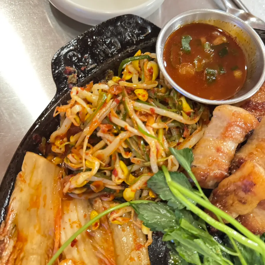 Full table spread of the pork belly meal at Imdaejang Daejeon Dunsan Branch