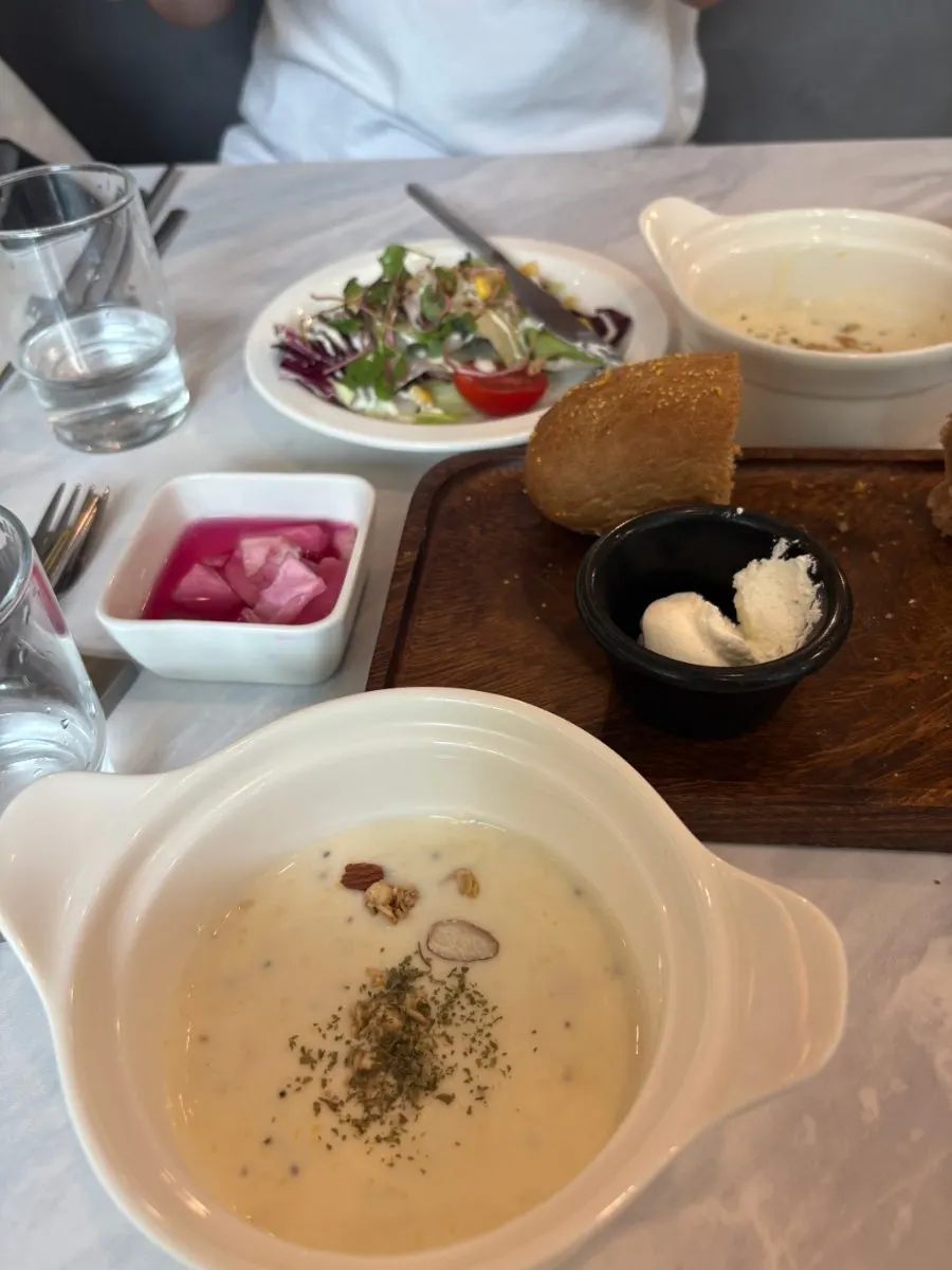 세트메뉴 구성이 차려진 테이블