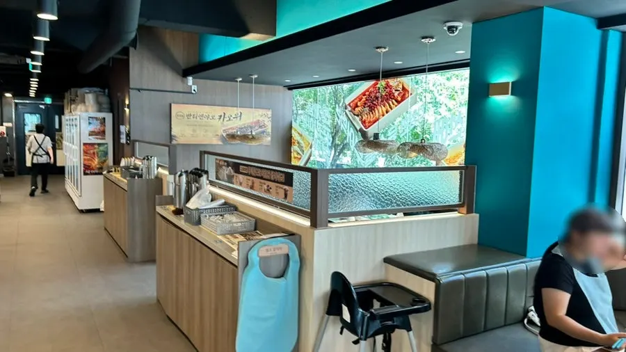 Interior restoran bertema warna mint