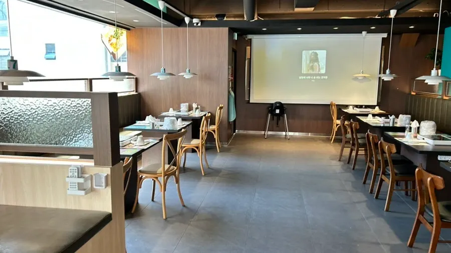 Tempat duduk restoran yang selesa