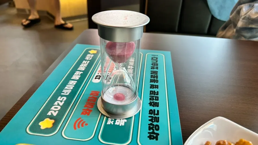 Jam pasir diletakkan di atas meja