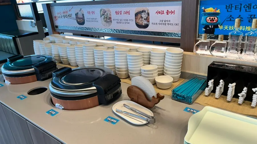 Nasi, kertas beras dan snek di self-bar
