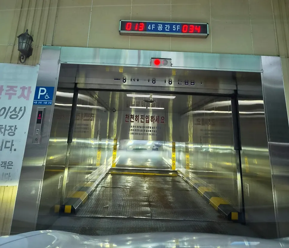Building vehicle parking elevator entrance