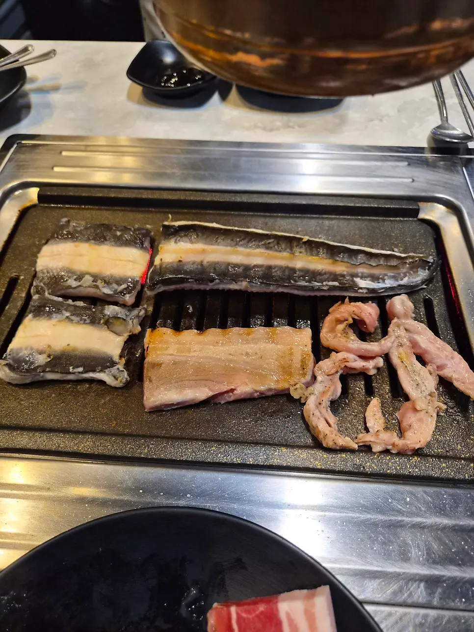 Grilling eel, chicken neck meat, and pork belly