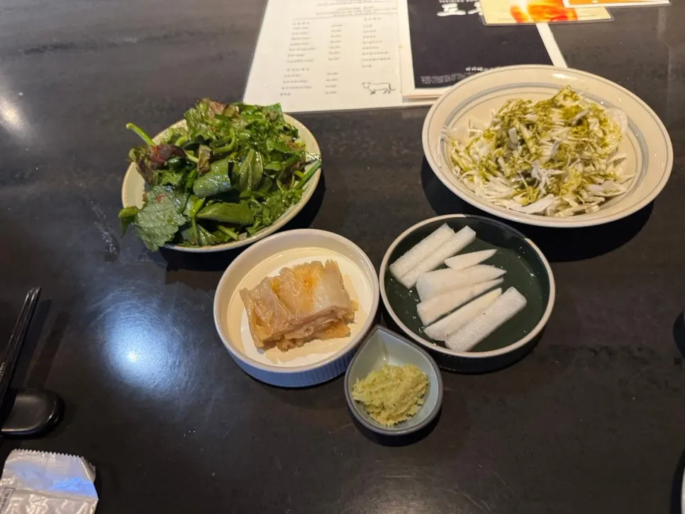 야끼니꾸 도룡 기본 상차림과 바질드레싱 양배추