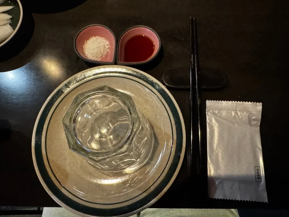 바 좌석에 차려진 기본 찬