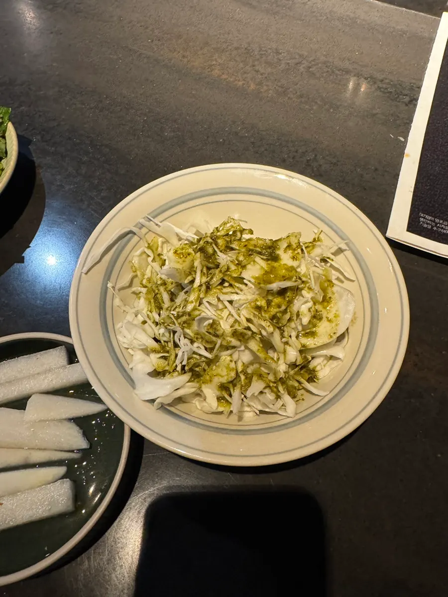 화로에서 구워지는 한우 한 점