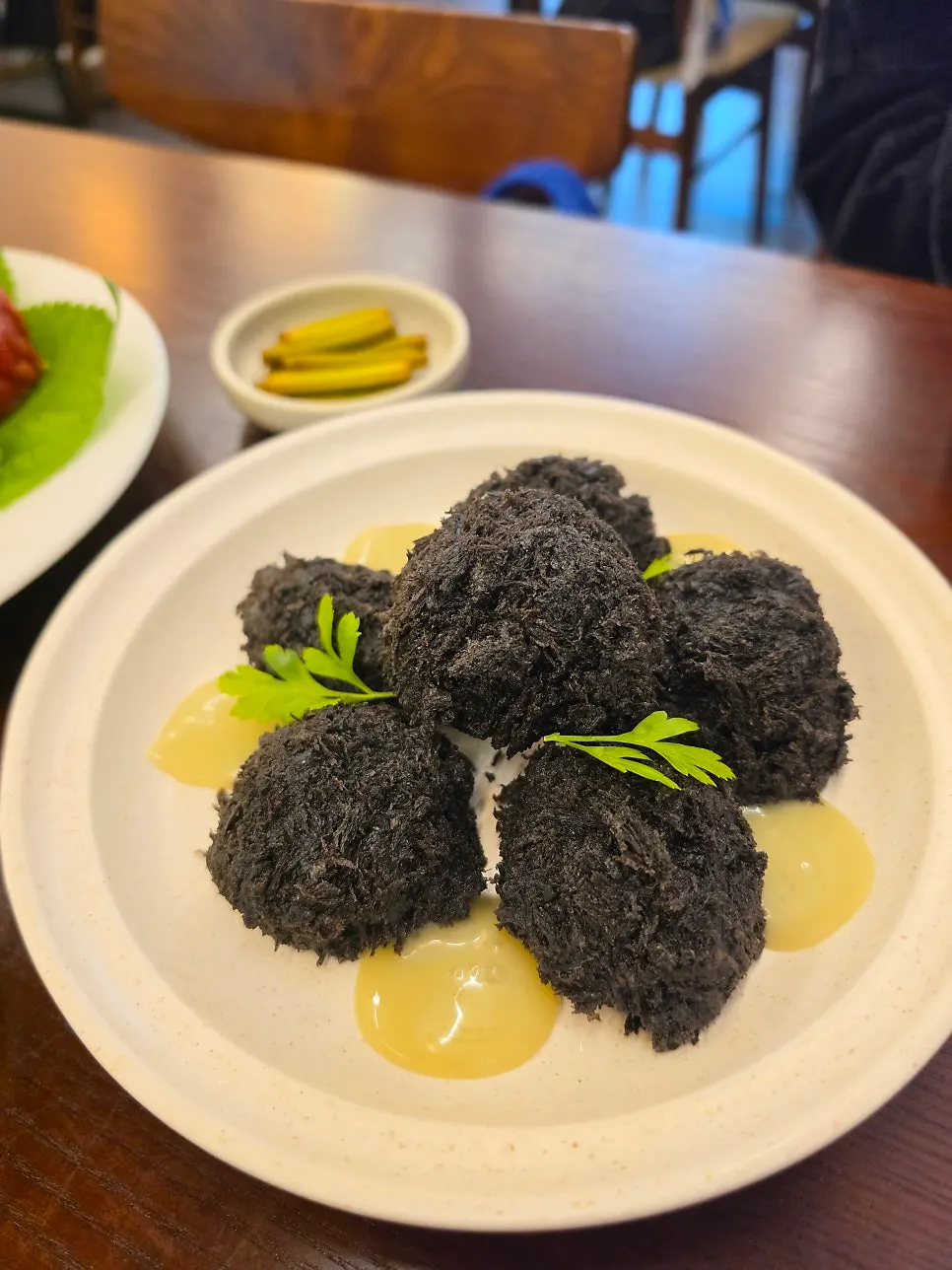 깻잎으로 감싼 유부말이