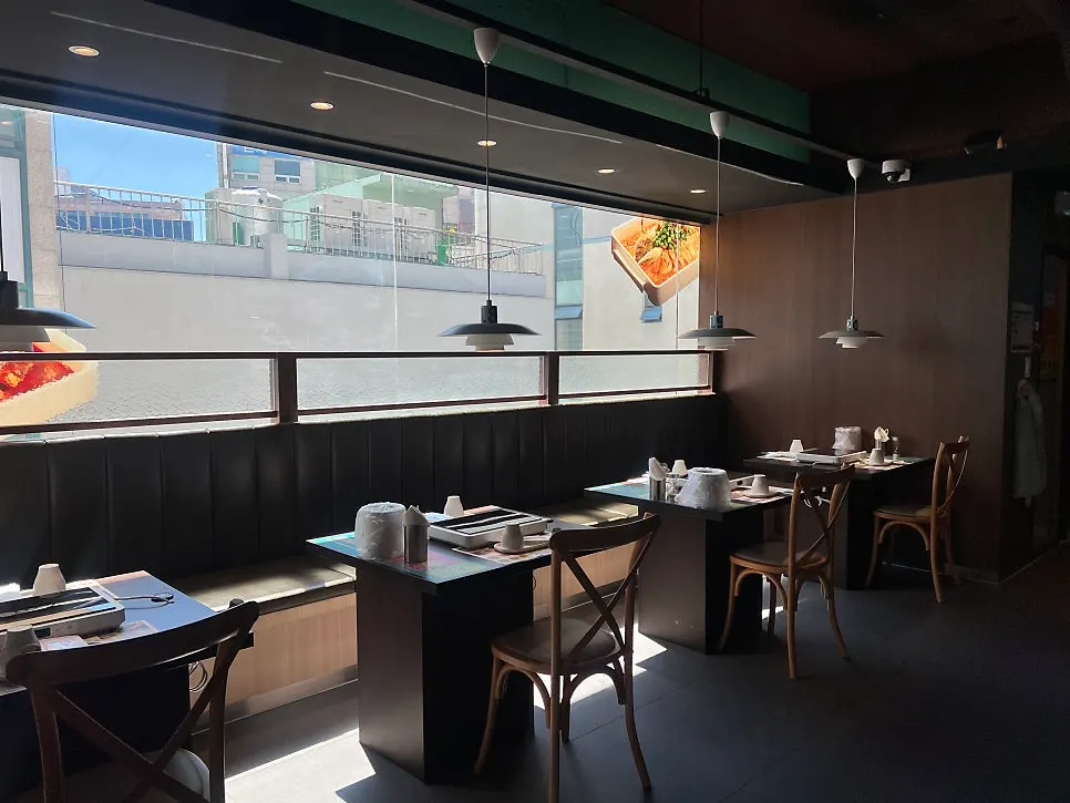 Spacious and pleasant restaurant interior