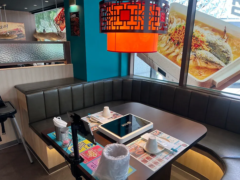Restaurant seating with window seats