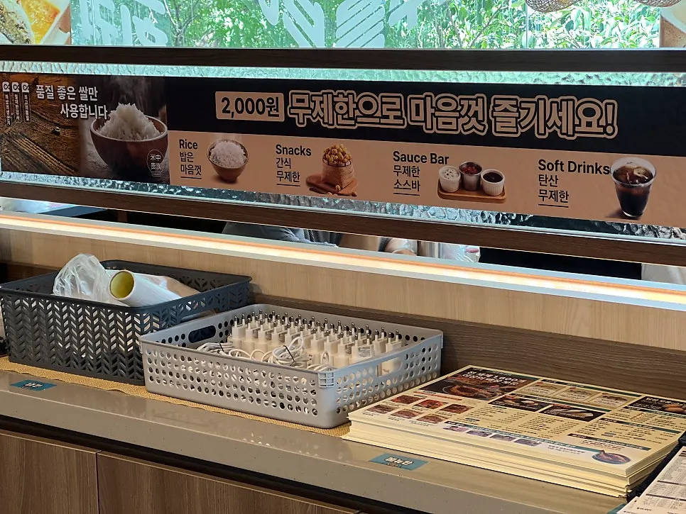 Sauce bar for customizing flavors