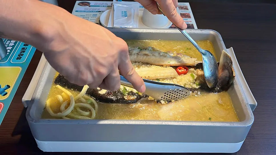 The owner's fish-cutting show