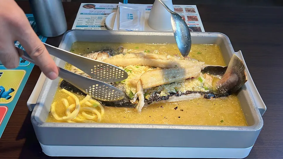 Fish-cutting show explaining the fish parts
