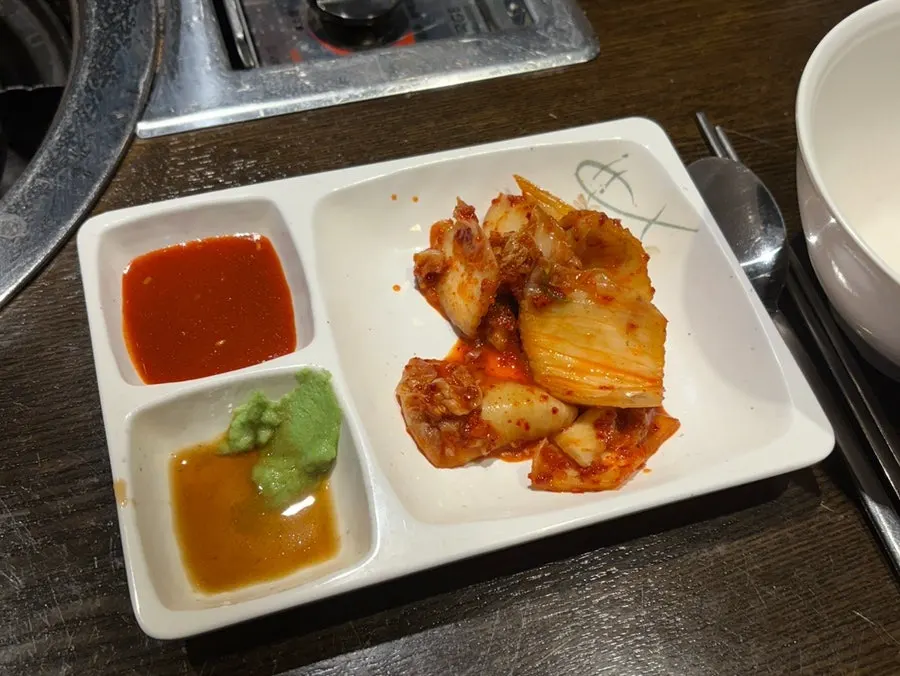 주문한 메뉴가 놓인 테이블 세팅