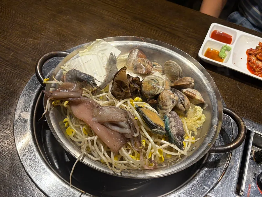 아이 식기류가 준비된 매장 코너