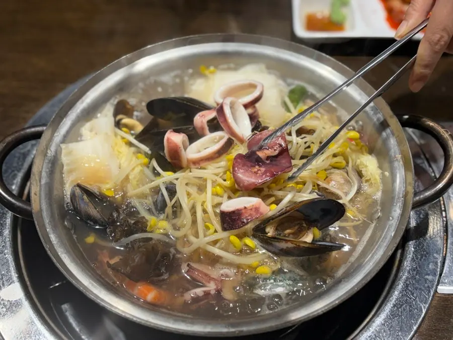 팔팔 끓고 있는 해물칼국수 냄비