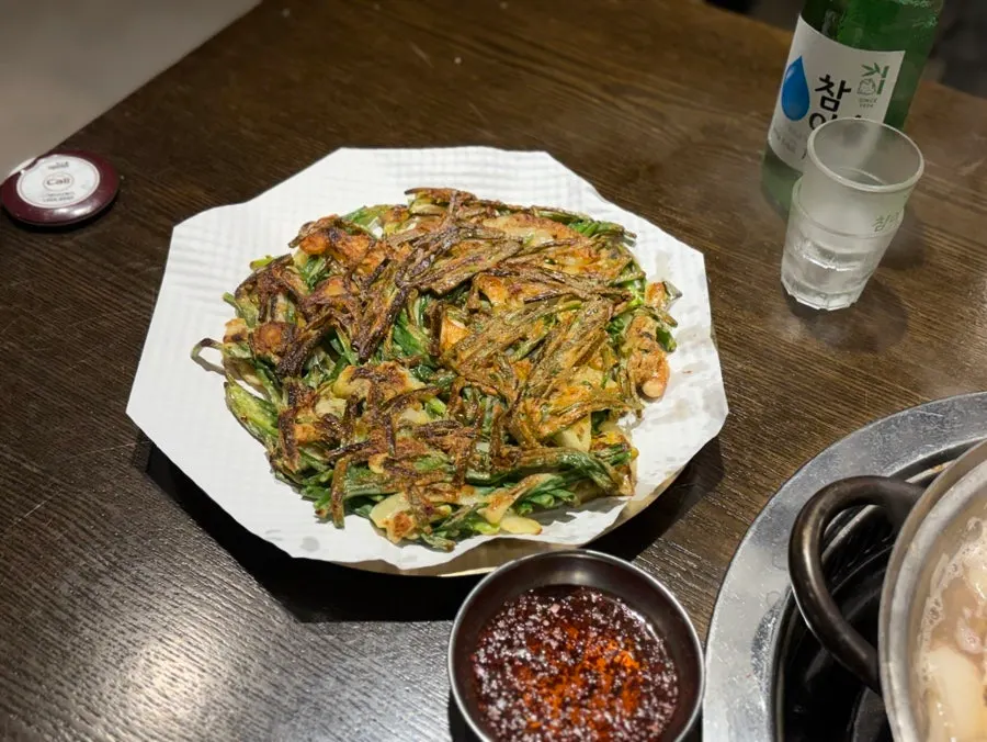 칼국수 국물과 함께 놓인 소주