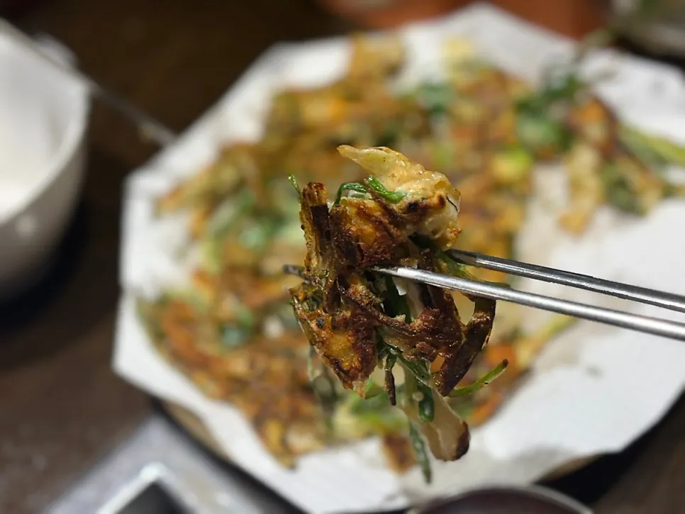노릇하게 구워진 맛보기 해물파전