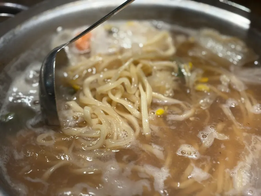 추가로 받은 넉넉한 양의 칼국수 사리