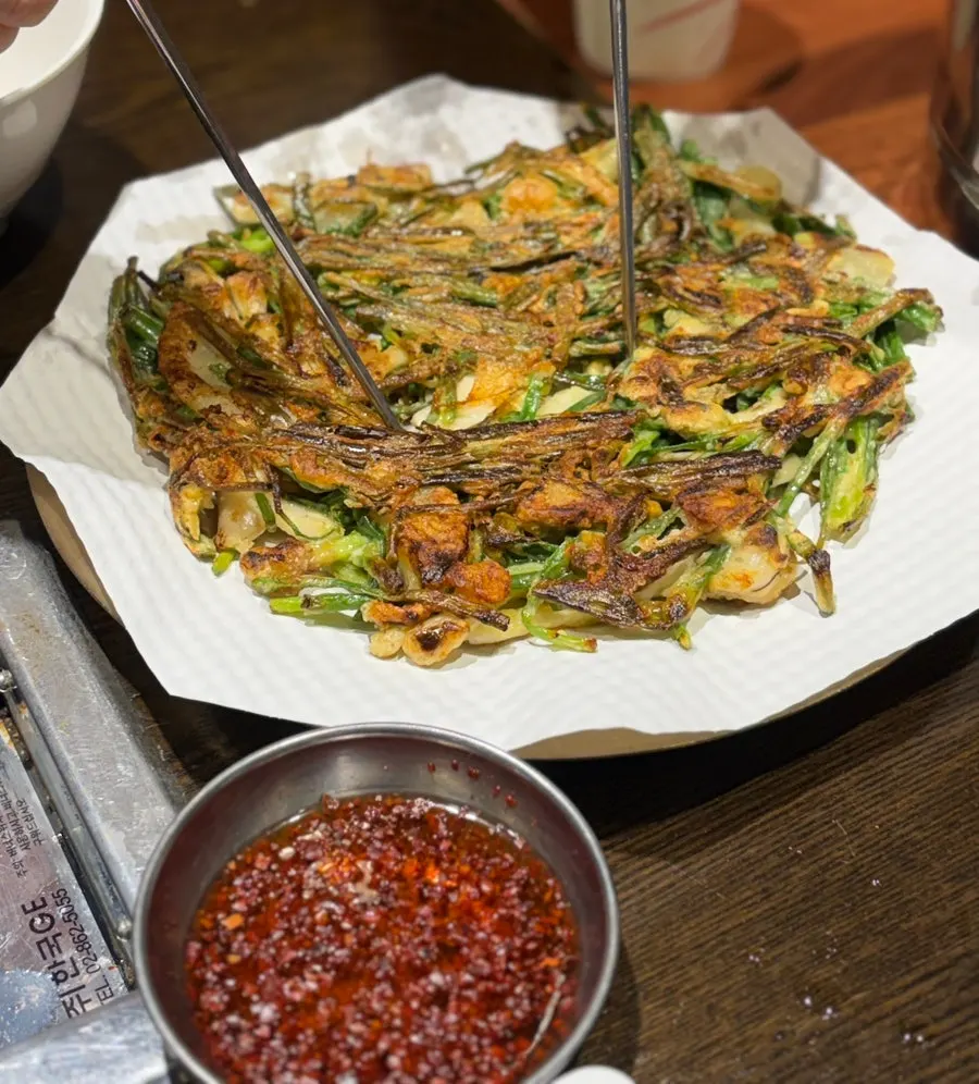 그릇에 덜어 담은 해물칼국수 한 그릇