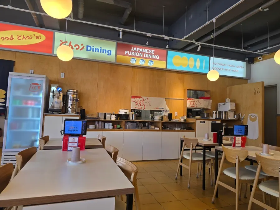 Travel-like atmosphere inside Choi Dining