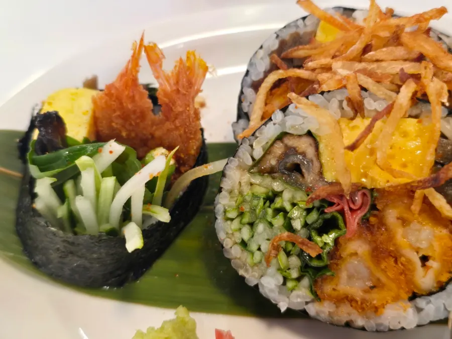 Futomaki with eel and shrimp tempura