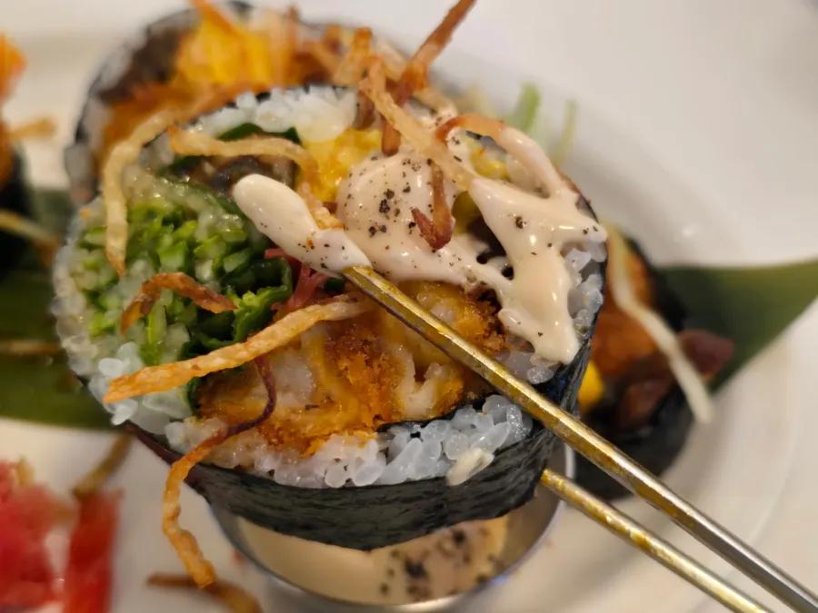 Refreshing and crispy futomaki context