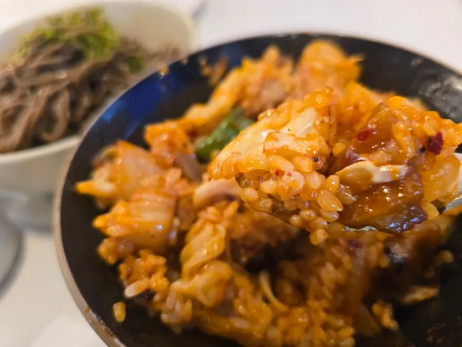 Context of a satisfying lunch and dinner meal