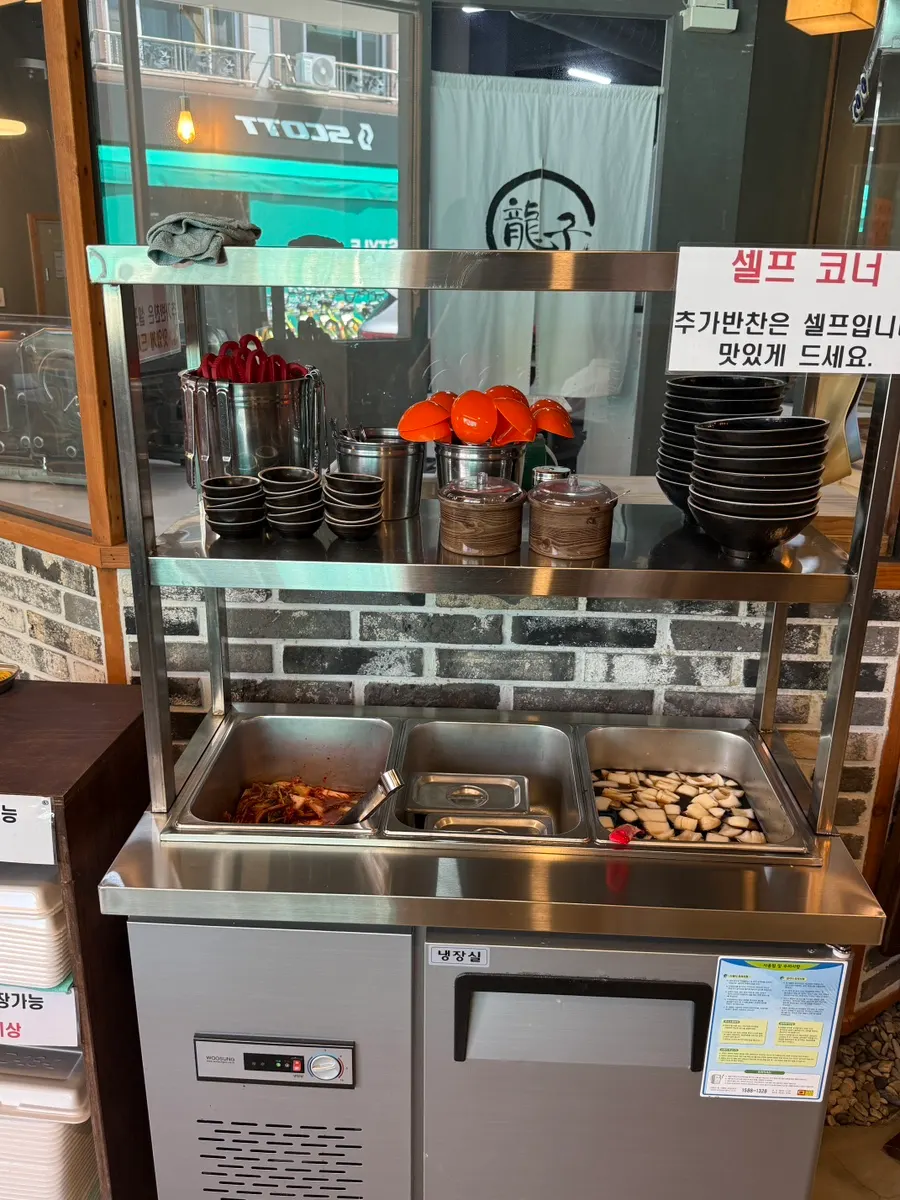 Table seating at Yongja 1 Gwanpyeong Branch