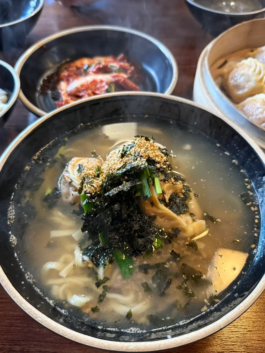 Kalmandoo-guk topped with three dumplings