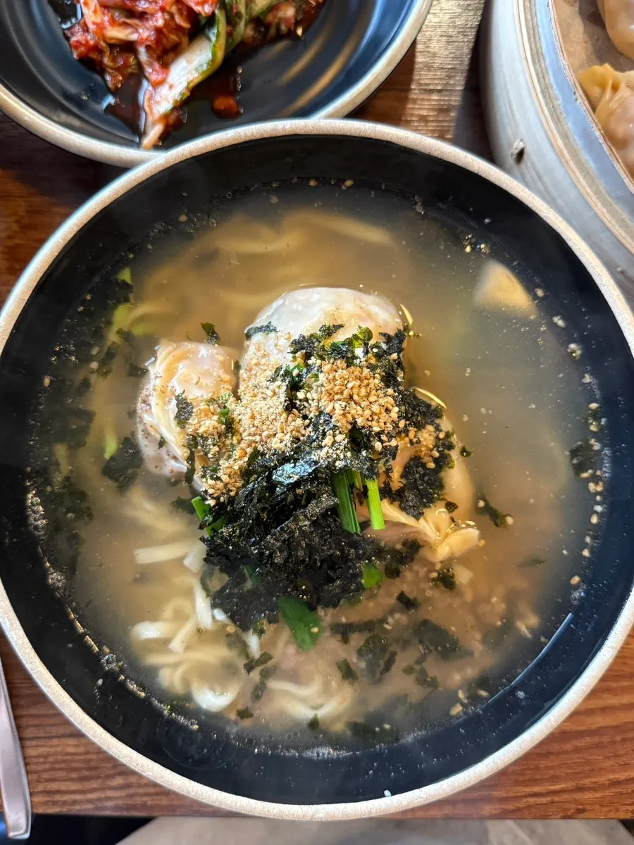 Kalmandoo-guk at Yongja 1 Gwanpyeong Branch