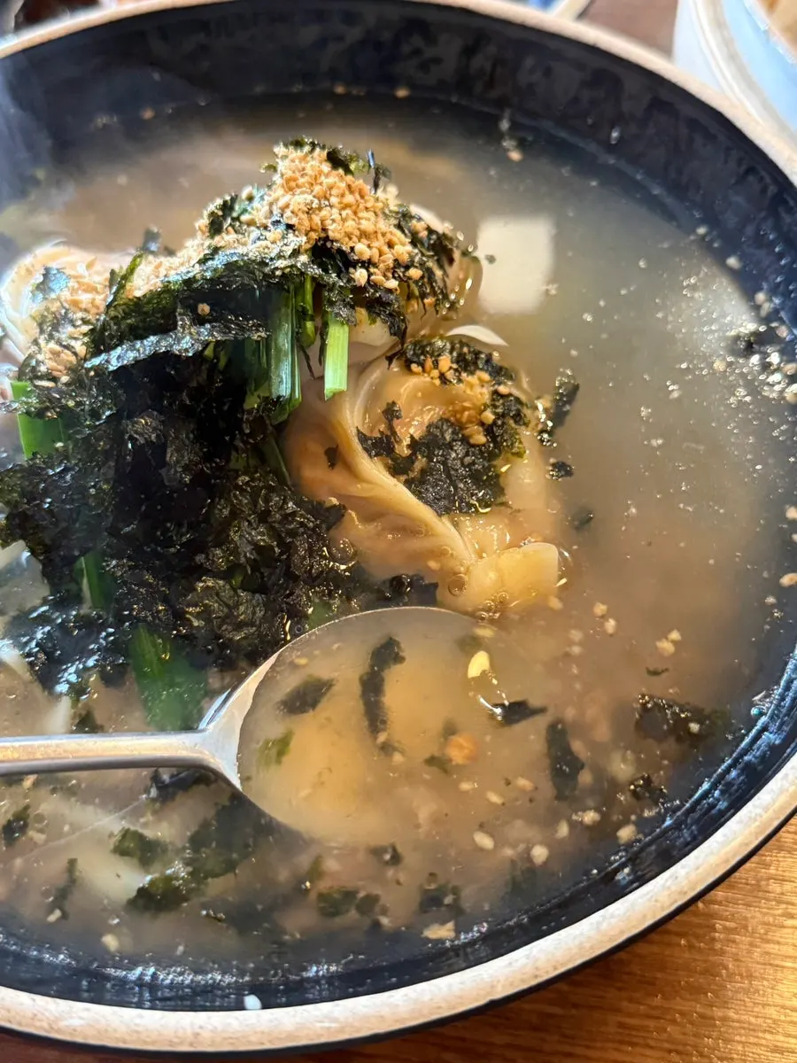 Kalmandoo-guk with a clear broth