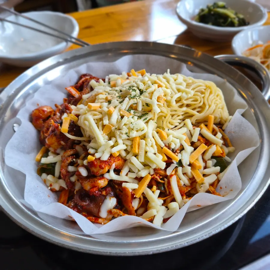 Jjuchipa: webfoot octopus, cheese and pasta at Boksakkot Pineun Jip